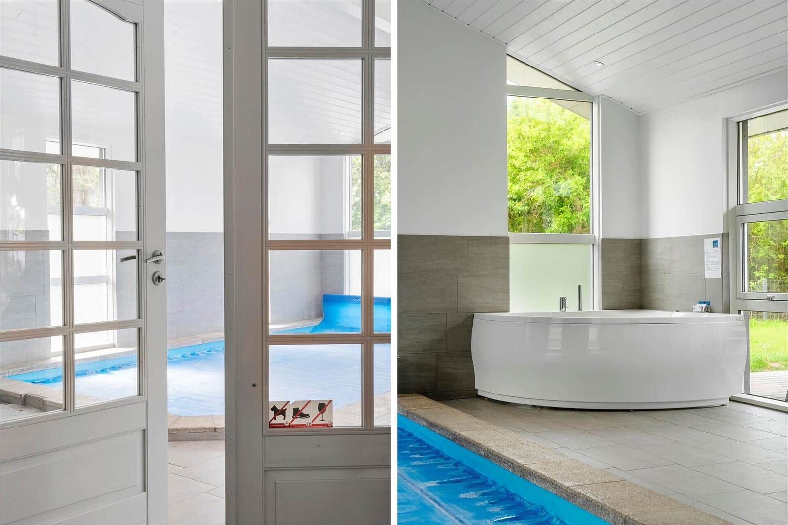Durch eine Tür ist ein Pool sichtbar. Rechts befindet sich eine große Badewanne.