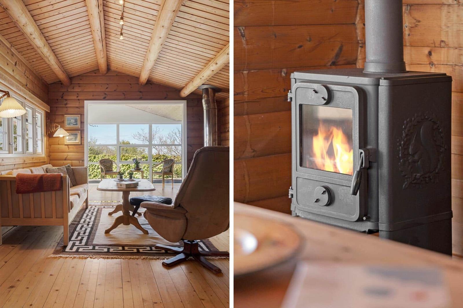 Holzhaus mit Kamin und Sitzbereich mit Blick auf Balkon