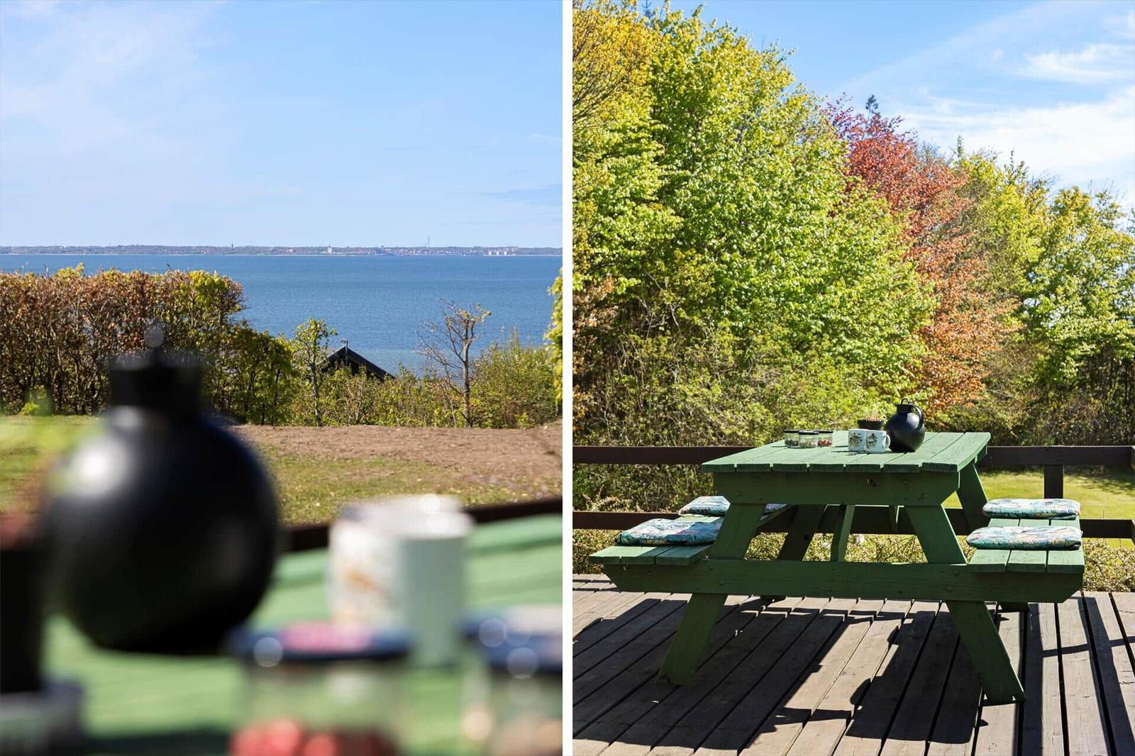 Terrasse mit Picknicktisch und Blick aufs Wasser