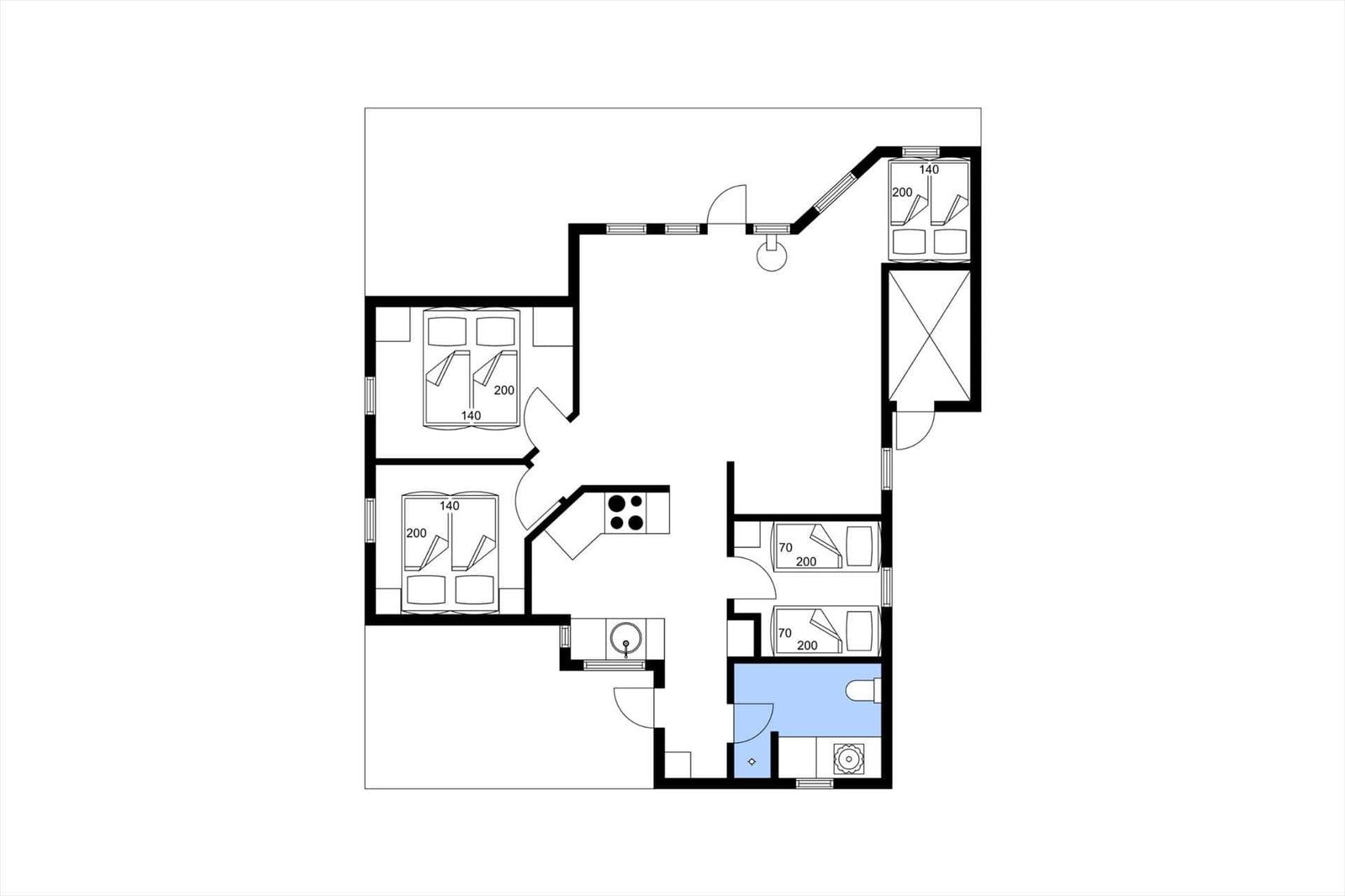 Wohnung mit drei Schlafzimmern, Küche und Bad. Flur mit Treppe.
