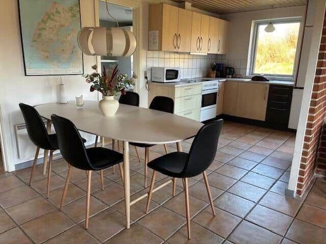 Essbereich mit Tisch und Stühlen, Küche mit Küchenzeile und Fenster