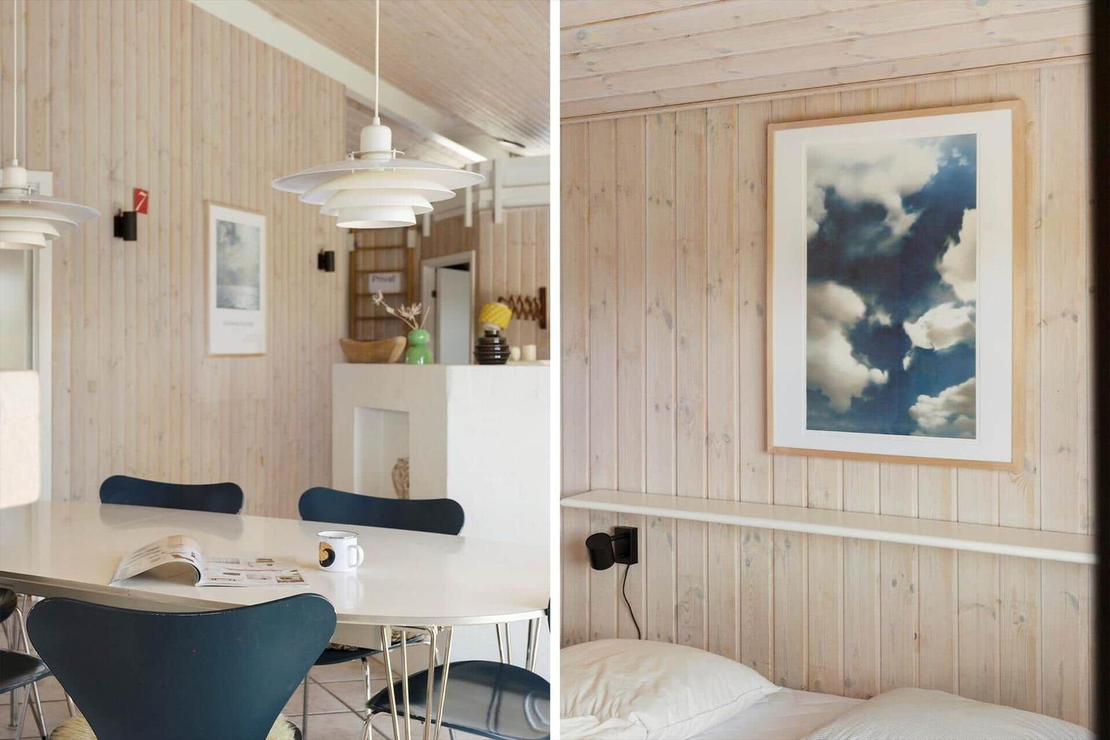 Essbereich mit Tisch und Stühlen, daneben Schlafzimmer mit Bett und Wandbild.