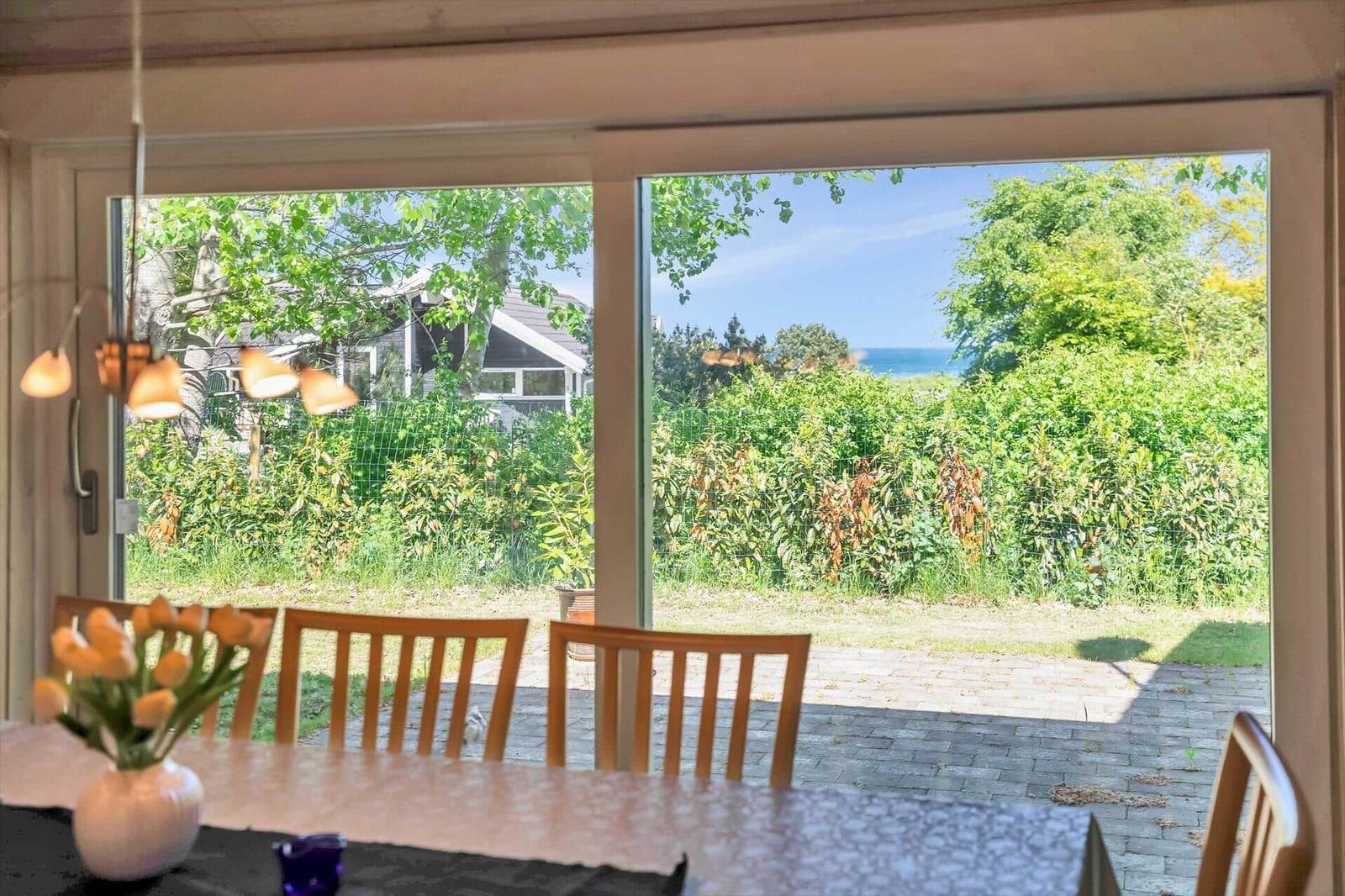 Essbereich mit Blick auf Garten und Meer