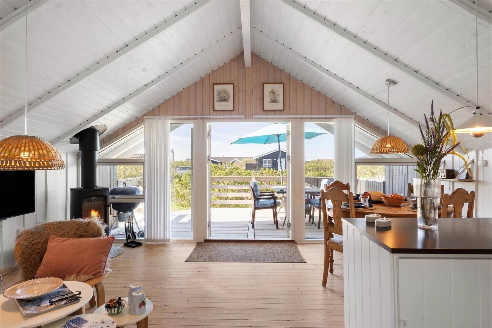 Haus mit offener Küche, Wohnbereich und Terrasse mit Blick auf die Landschaft.