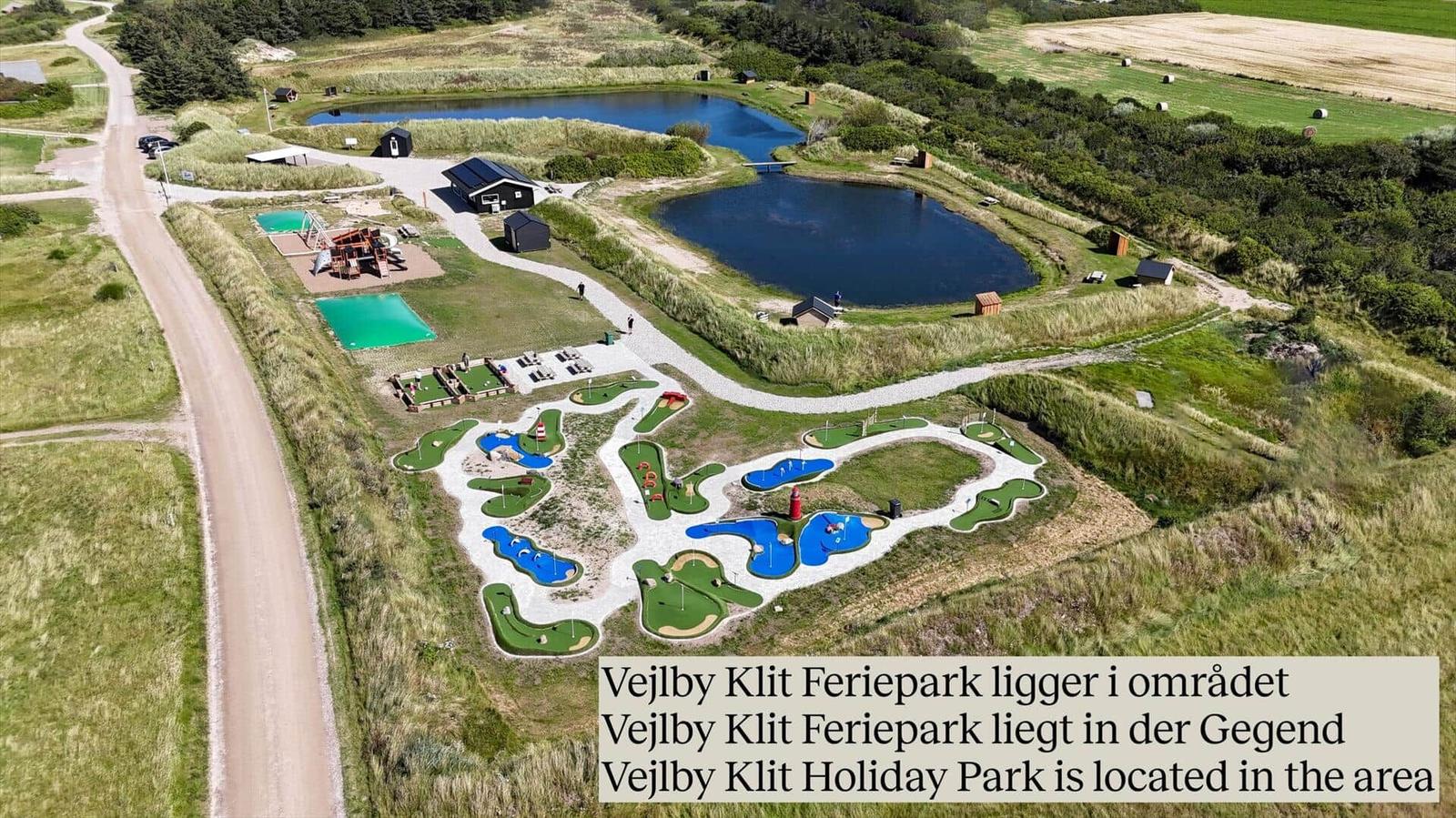 Vejlby Klit Feriepark mit Minigolf, Teichen und Wald