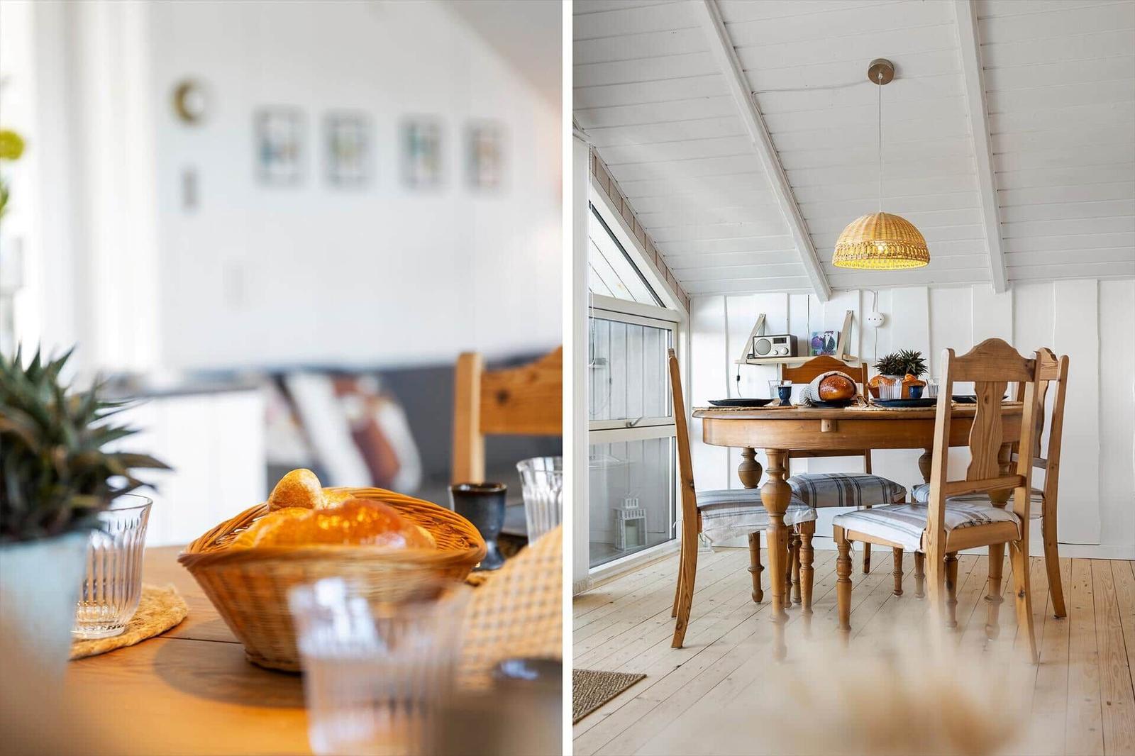 Esszimmer mit Holztisch, Stühlen und Pendelleuchte unter weißer Holzdecke.