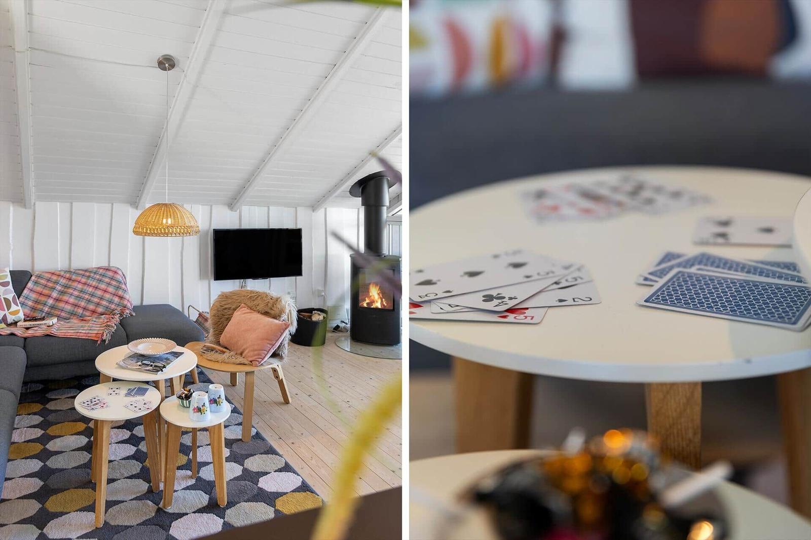 Wohnzimmer mit Kamin und Spielkarten auf Tisch