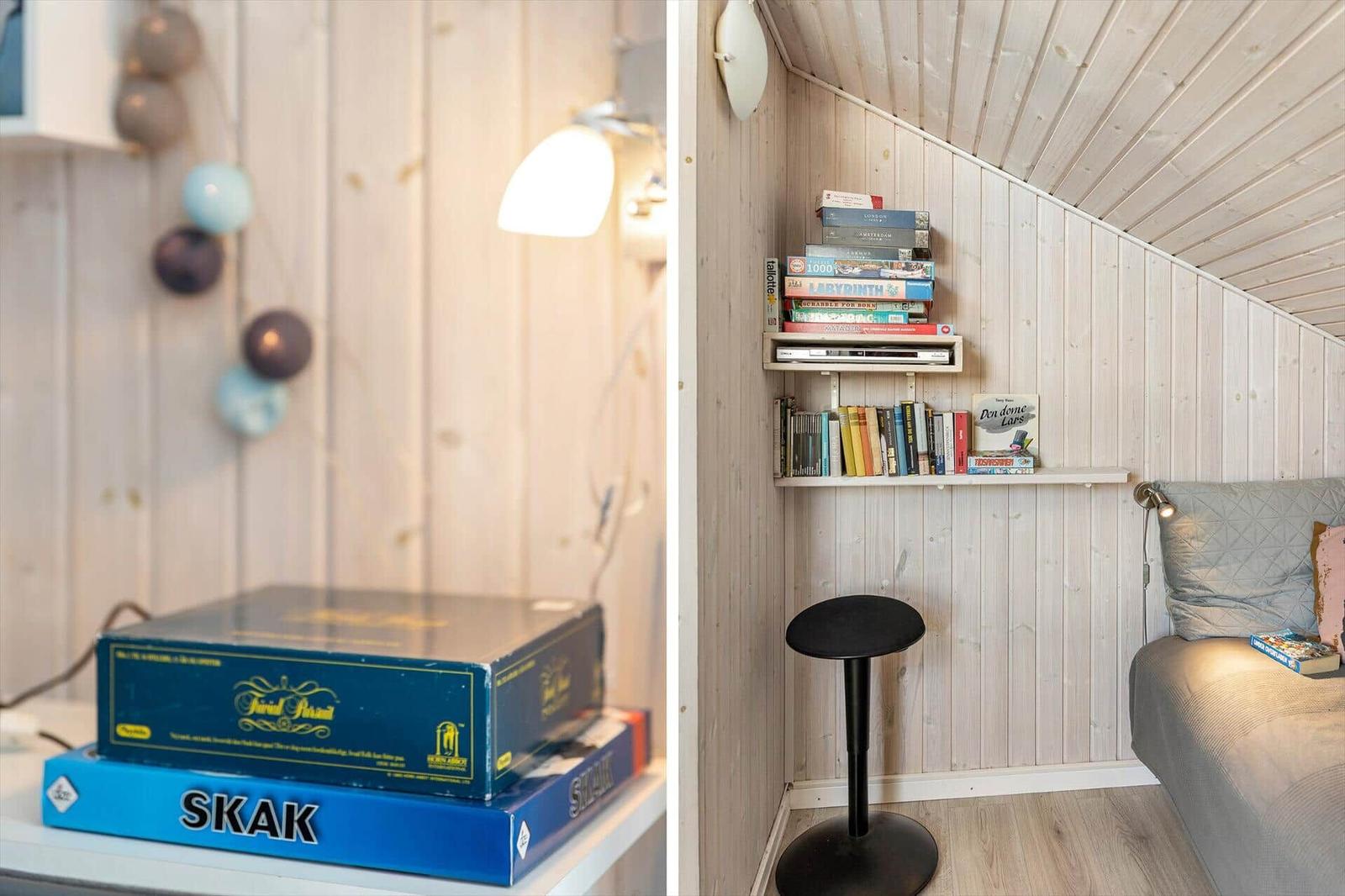 Schlafzimmer mit Bücherregal, Sitzbank und Spielzeugboxen.