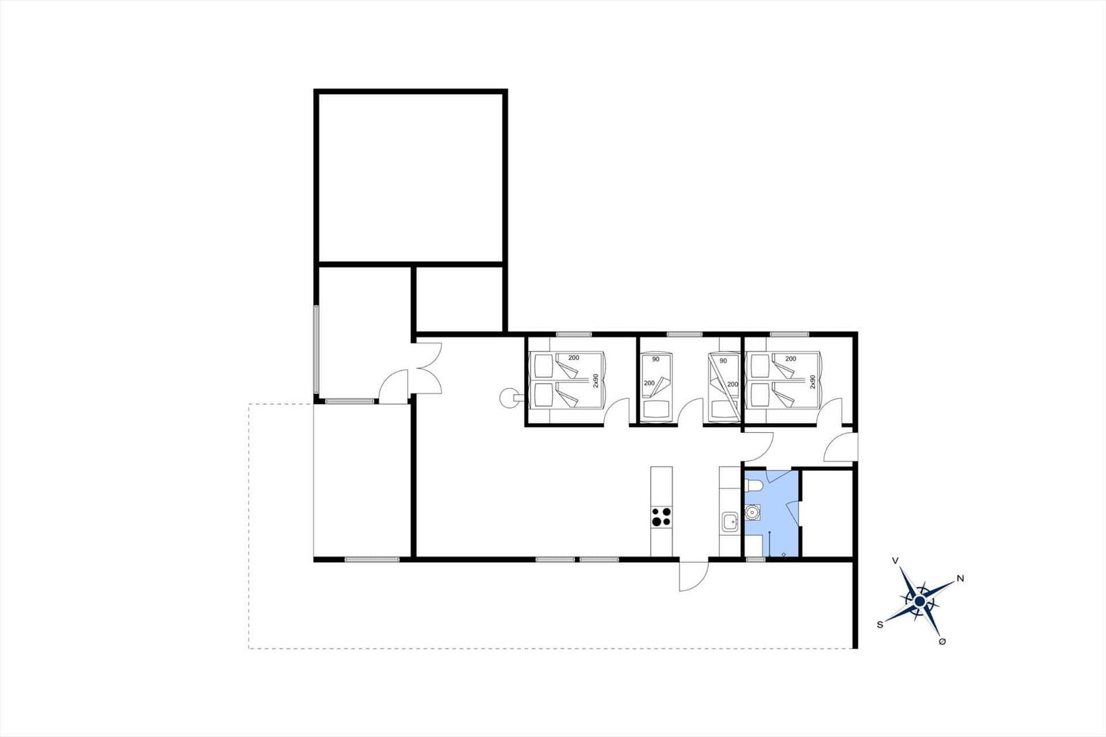 Wohnung mit drei Schlafzimmern, Küche und Bad. Flur mit Treppe. Kompass zeigt Richtung.