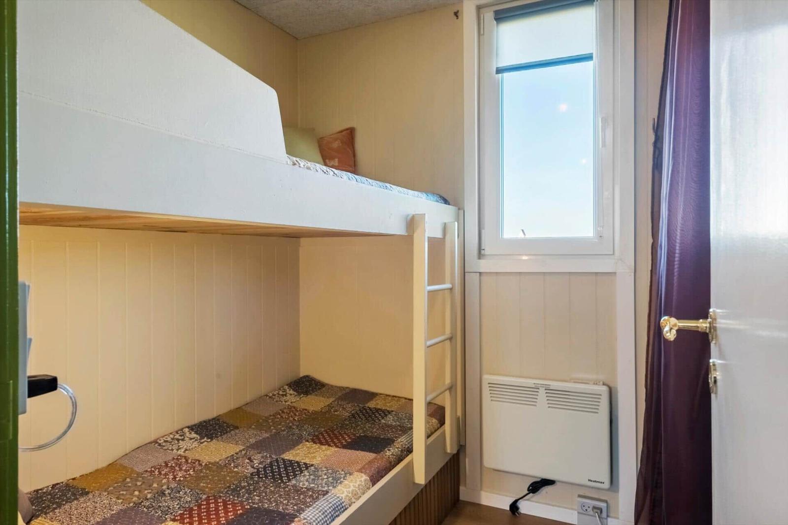 Kabine mit Doppelstockbett, Fenster und Heizung