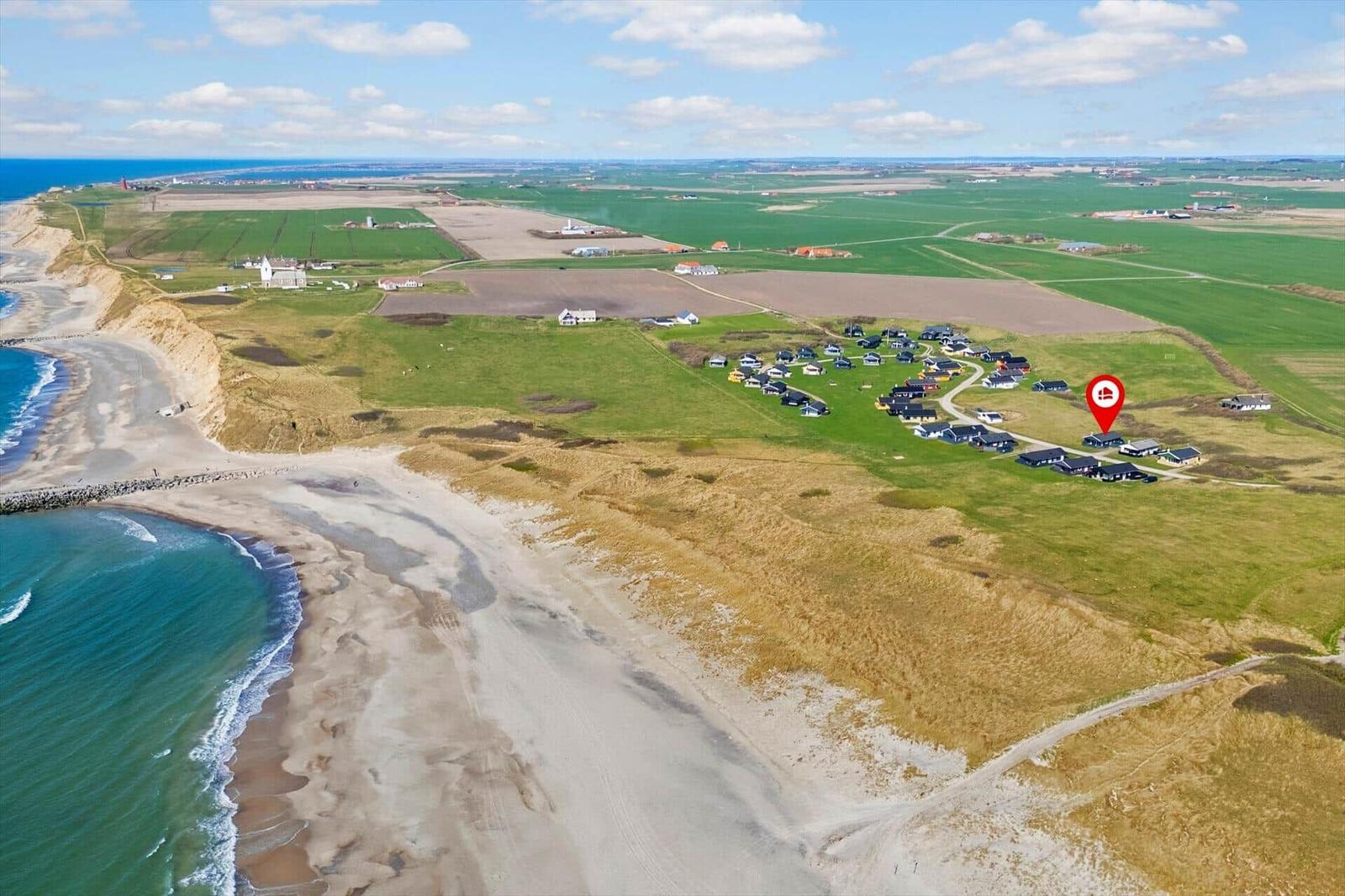 Haus in grüner Landschaft nahe Strand und Feldern