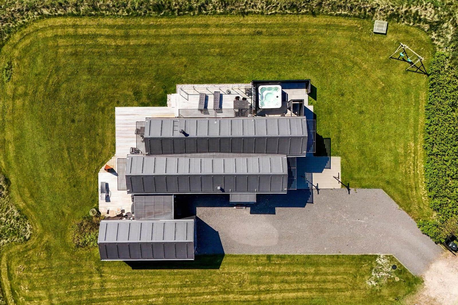 Moderne Ferienhaus mit Whirlpool und großem Garten. Luftbildansicht von oben.