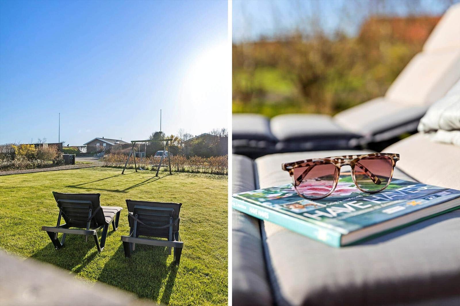 Zwei Liegestühle auf grünem Rasen unter blauem Himmel. Sonnenbrille auf Buch auf Liege.