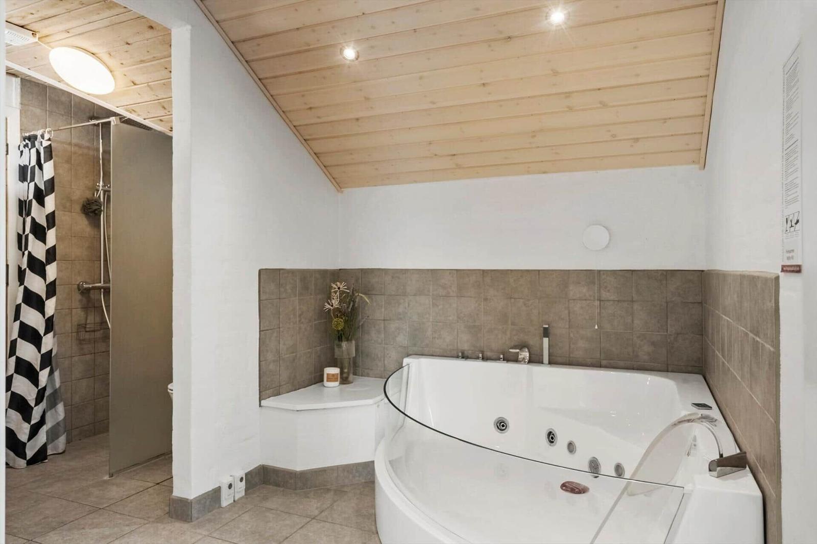 Bad mit Whirlpool, Dusche und Holzdecke
