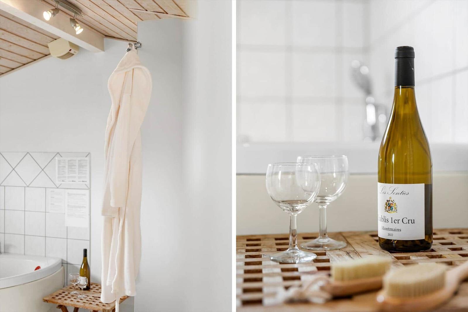 Badezimmer mit Bademantel und Whiskyflasche auf Holztablett