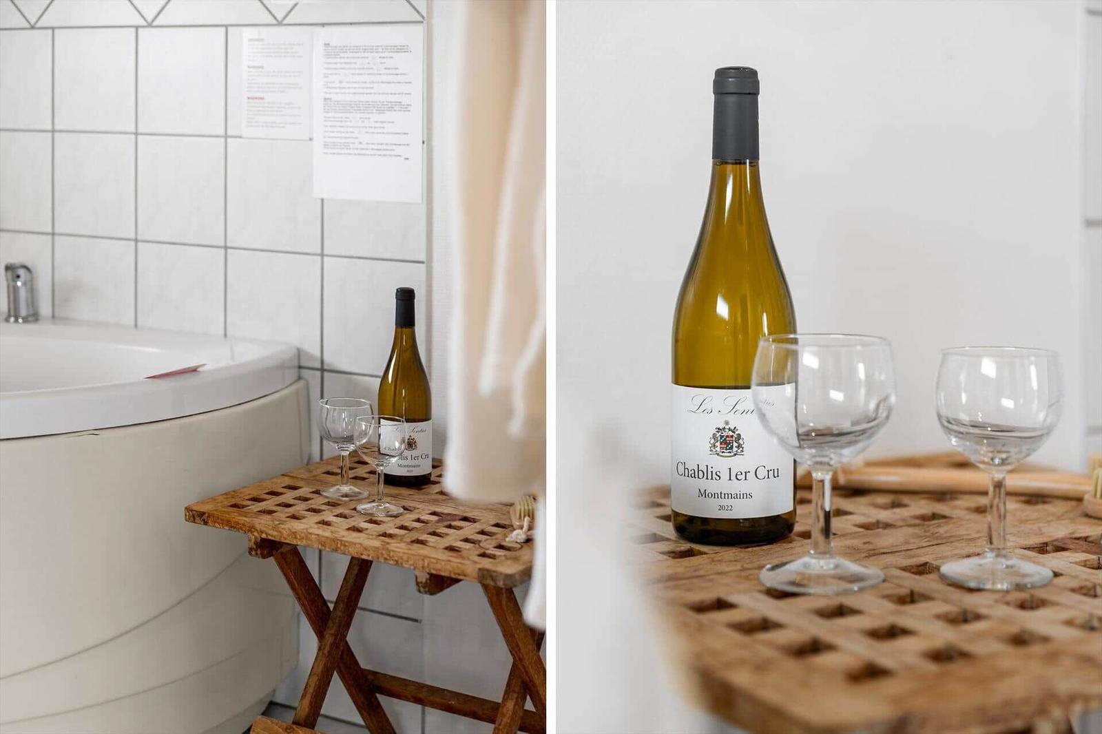 Bad mit Whirlpool und Wein. Holztisch mit Weinglas und Flasche.