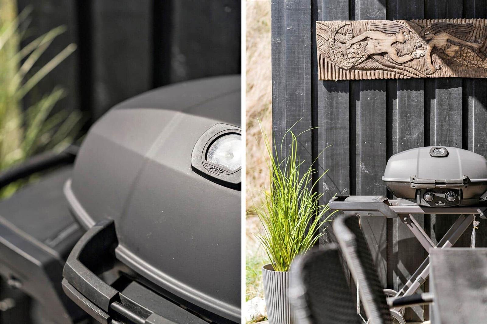 Gartenbereich mit Grill und Holzschnitzerei an der Wand