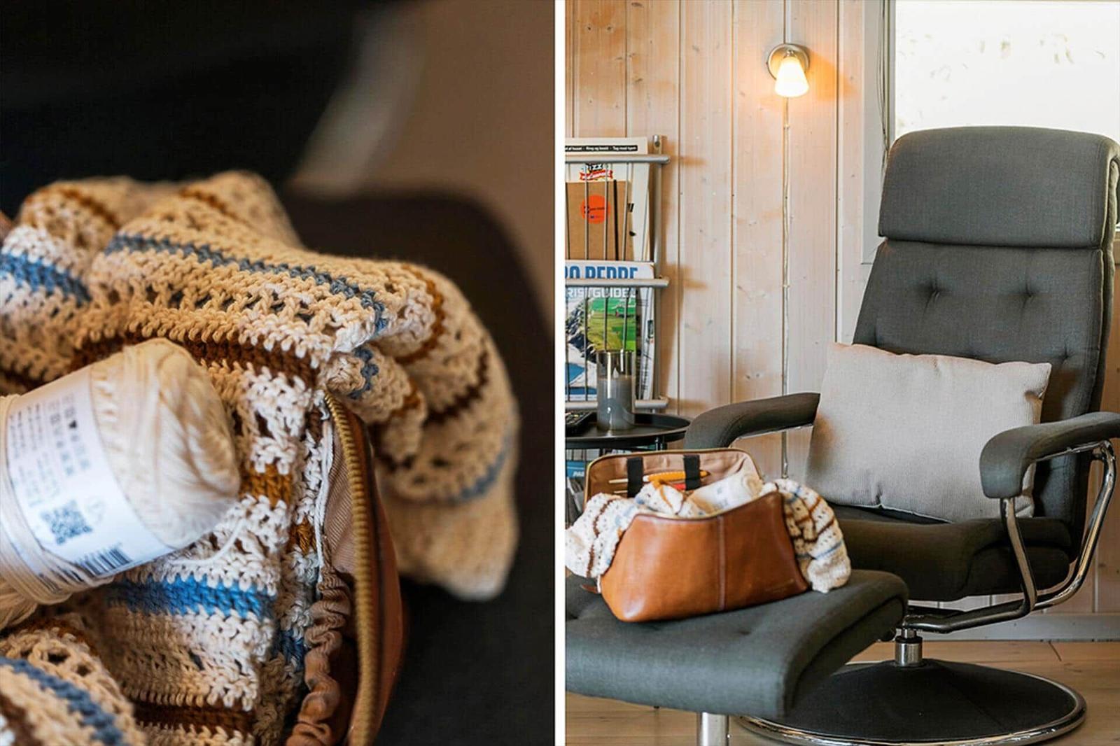 Ein grauer Sessel mit Kissen und einer Handtasche. Holzwände und eine Lampe sind sichtbar.