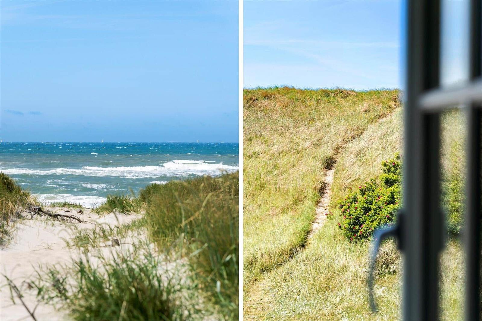 Aus dem Fenster blickt man auf Dünen und das Meer mit Wellen.