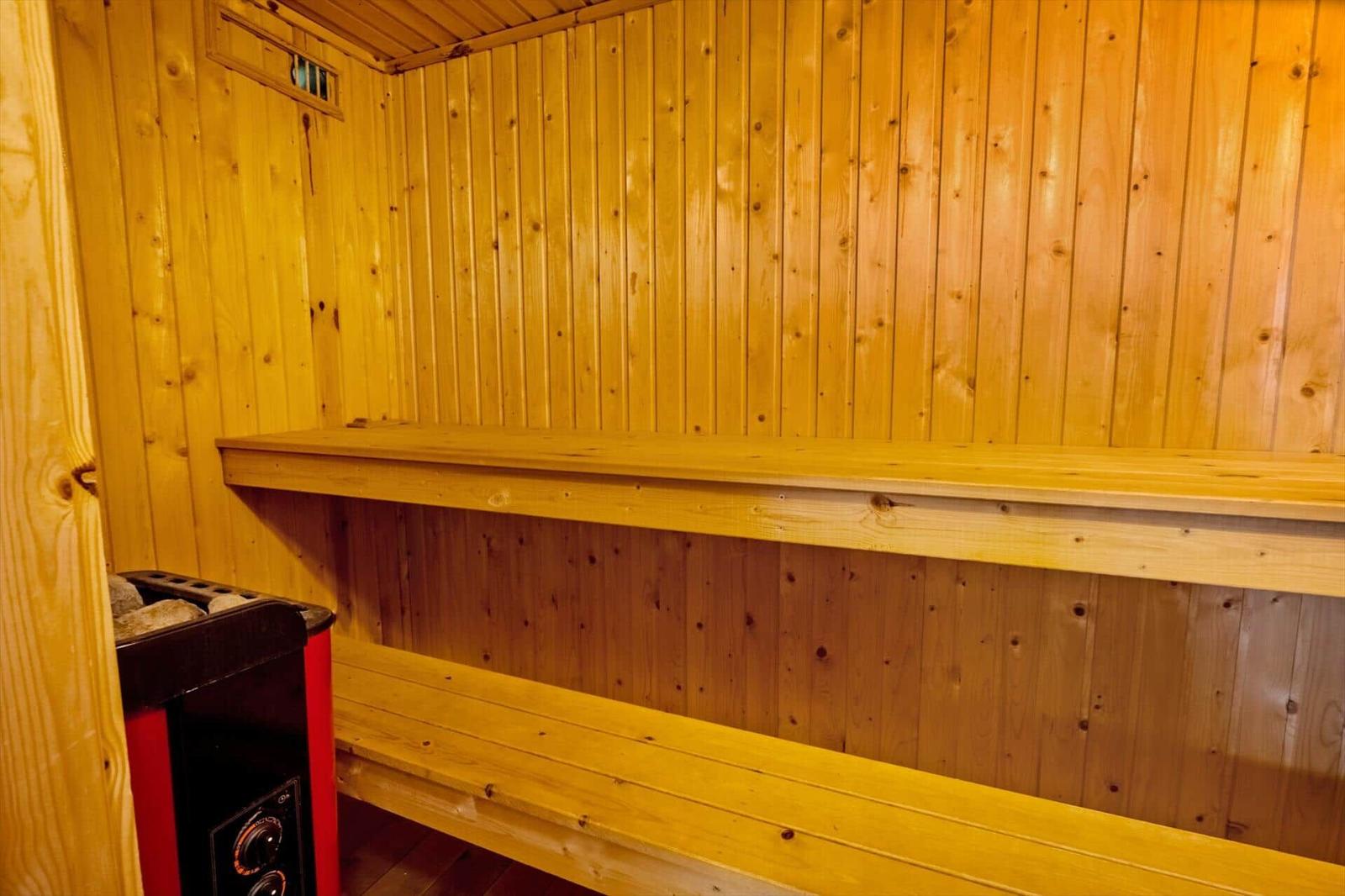 Sauna mit Holzwand, Sitzbank und Heizung