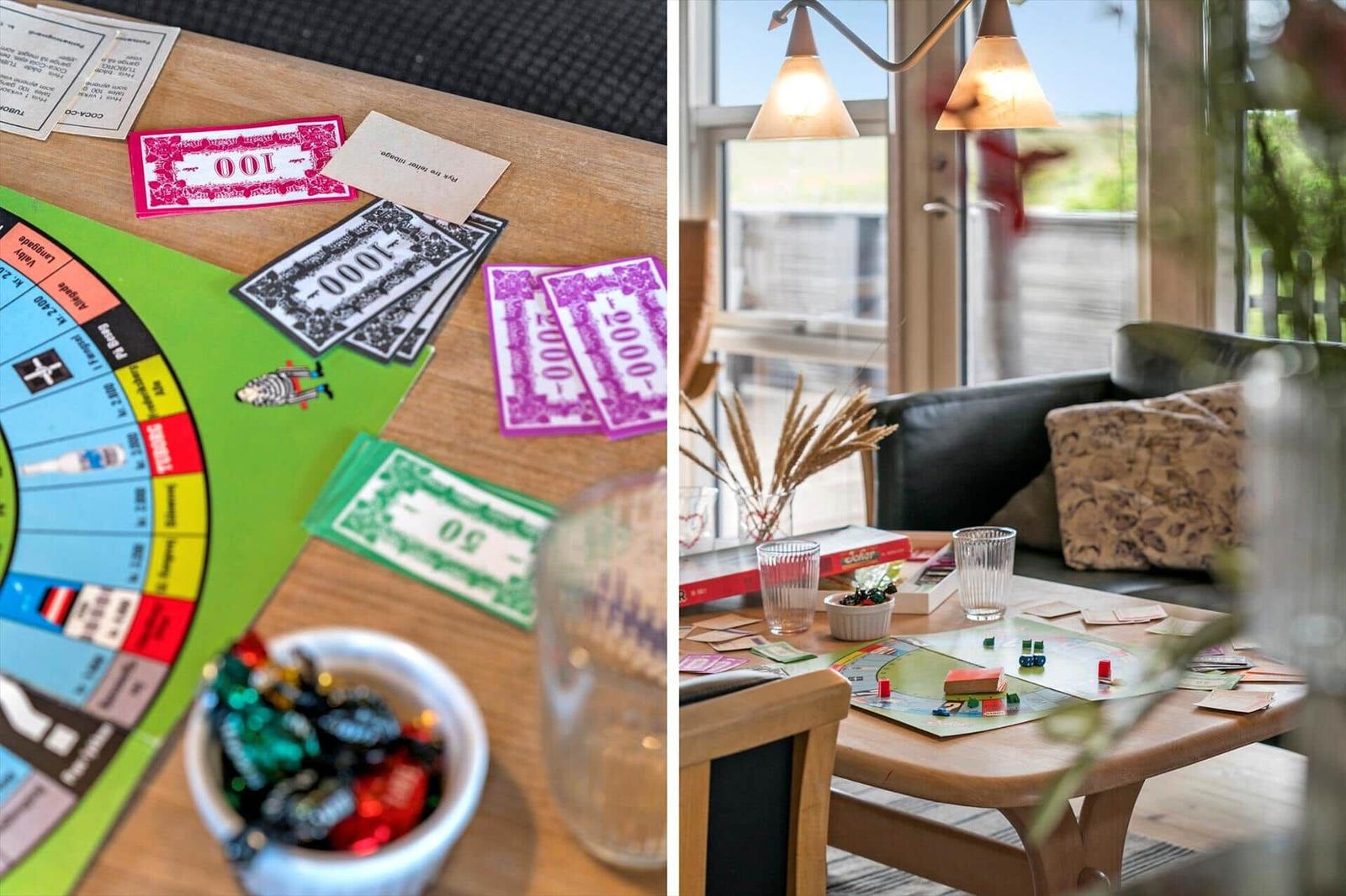 Ein Tisch mit Spielkarten und Spielgeld. Ein Wohnzimmer mit Couch und Tisch.