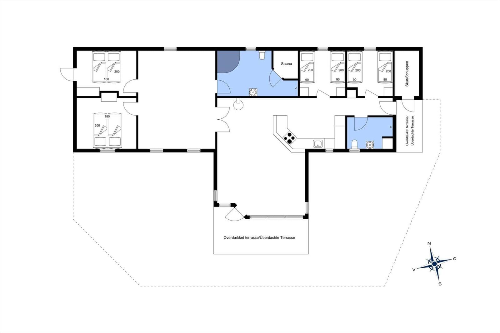 Funktionaler Grundriss mit Sauna, Küche und überdachter Terrasse.