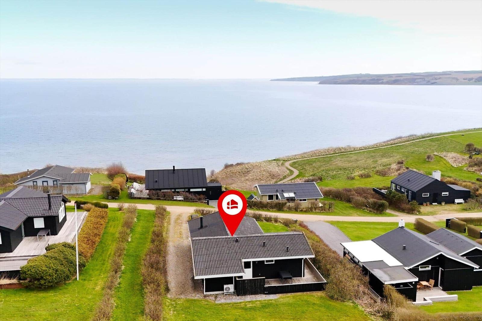 Haus mit Blick auf Meer und Grünflächen