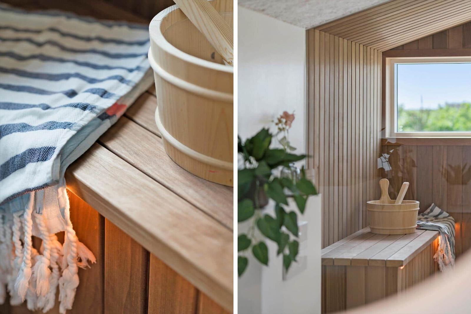 Sauna mit Holzbank, Badeeimer und gestreifter Decke.