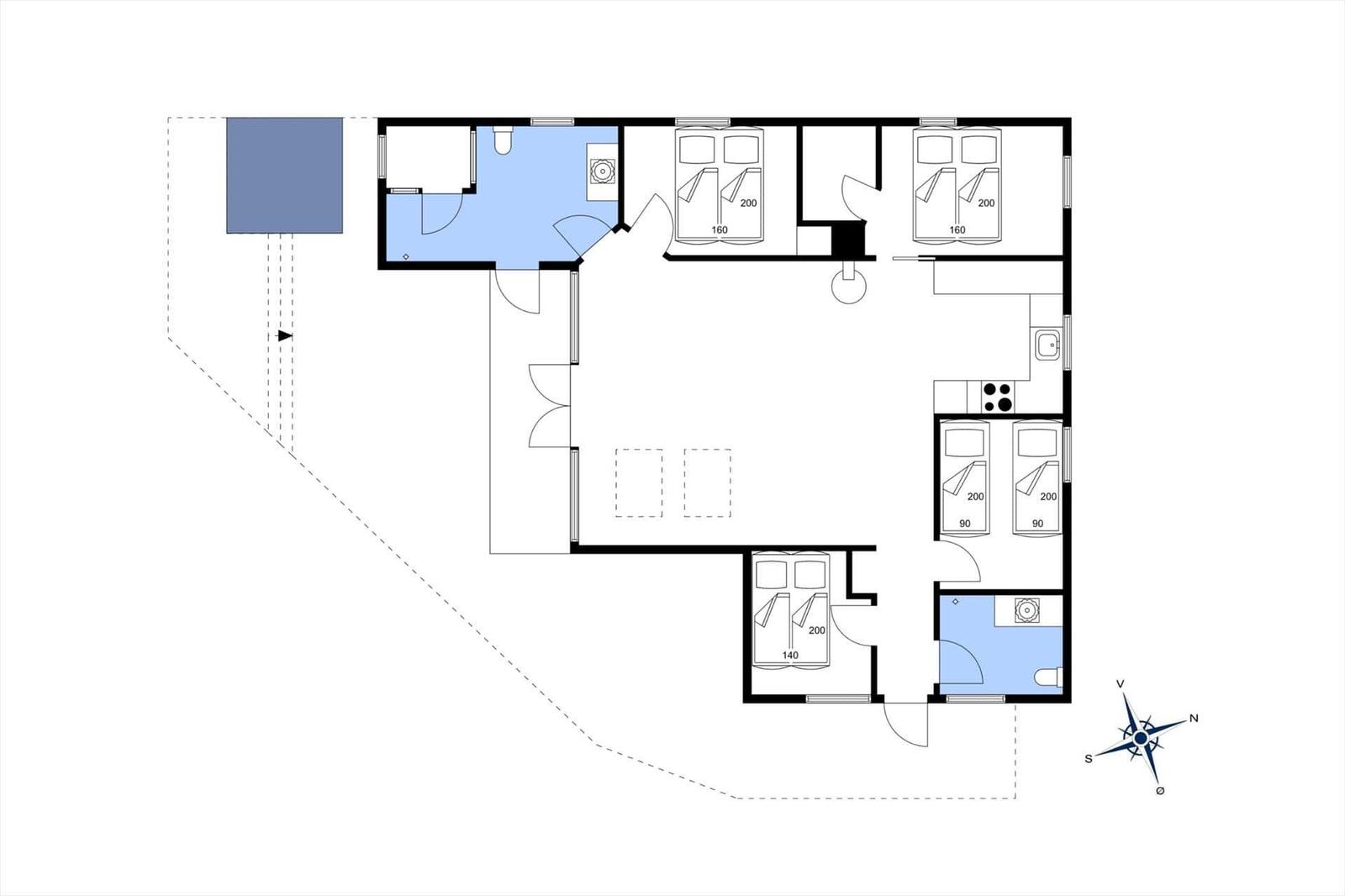 Wohnung mit vier Schlafzimmern, Küche und zwei Bädern. Flur mit zwei Fenstern.