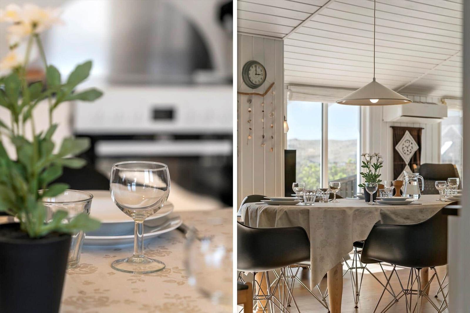 Esszimmer mit Tisch, Stühlen und Blick auf die Landschaft.
