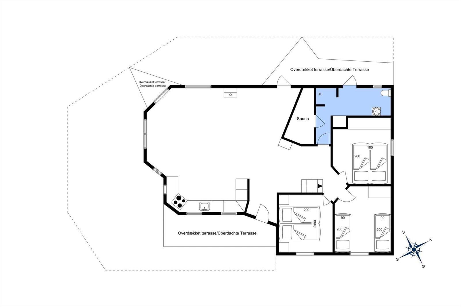 Funktionaler Grundriss mit Sauna, Küche und mehreren Schlafzimmern mit Terrassen.