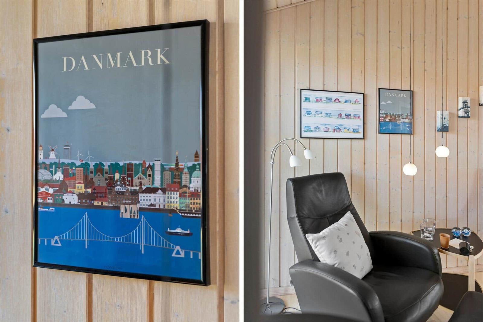 Wohnzimmer mit Ledersessel, Wandbild von Dänemark und Holzwand