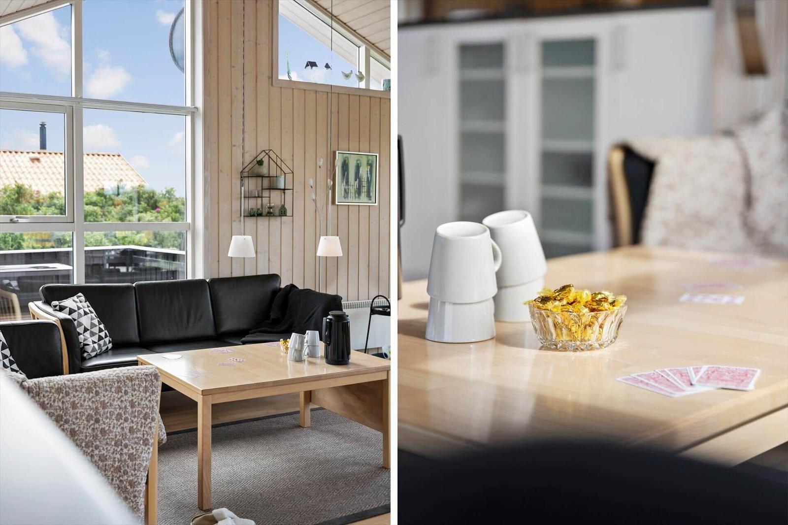 Wohnzimmer mit Sofa und Tisch. Tisch mit Tassen und Schale.