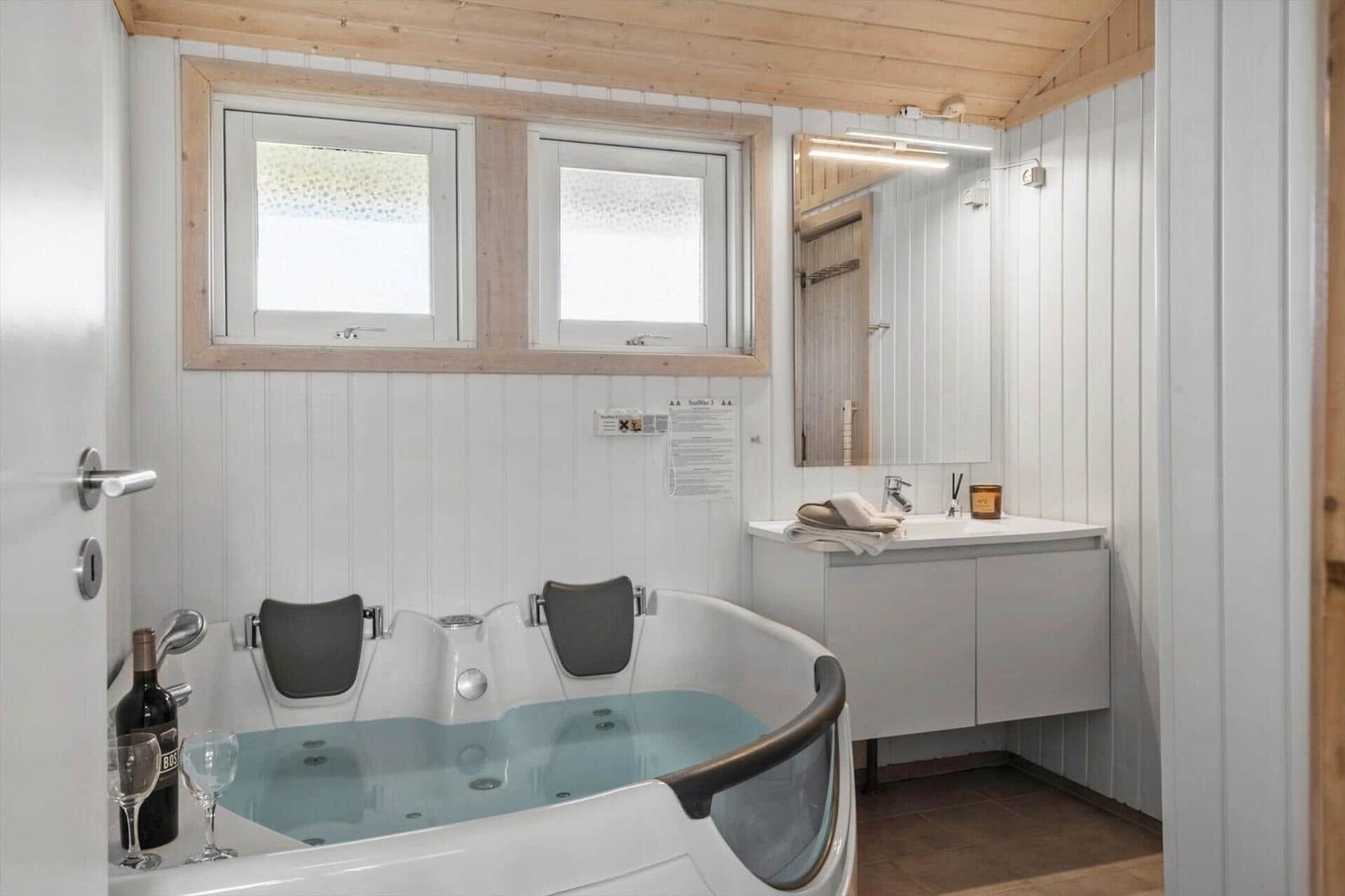 Bad mit Whirlpool, Spiegel und Waschbecken