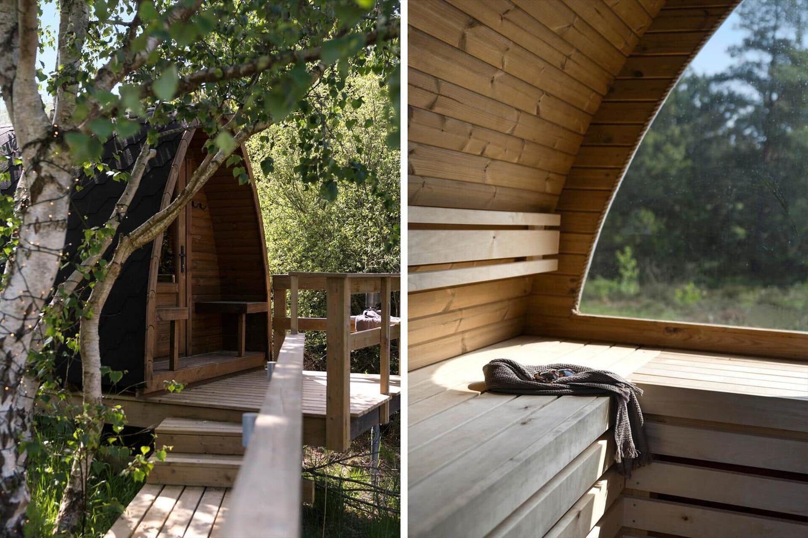 Holzschlauchhaus mit Terrasse im Wald. Innen: Sitzbank mit Fensterblick.