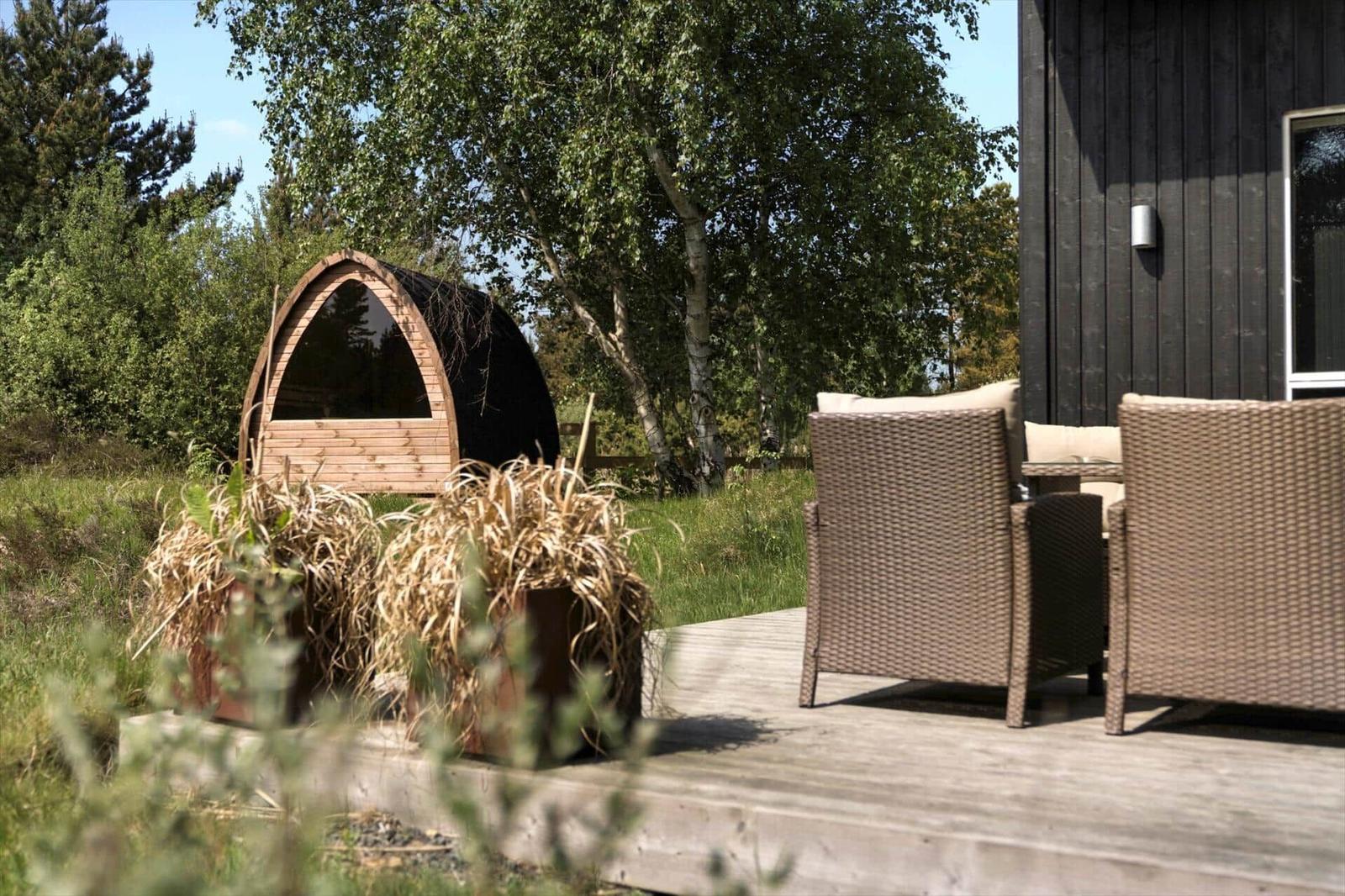 Terrasse mit Sitzgelegenheiten und Holzkonstruktion im Freien.