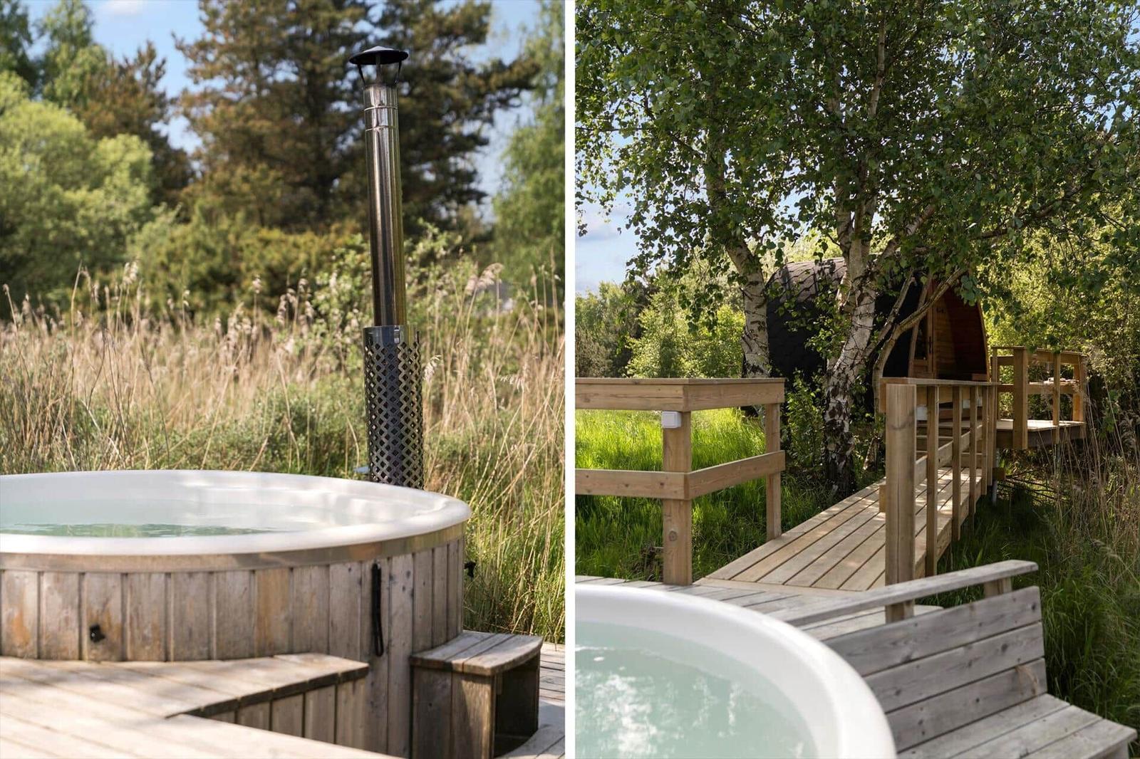 Hochwertige Holzterrasse mit Whirlpool und Blick auf eine Baumhütte im Wald.