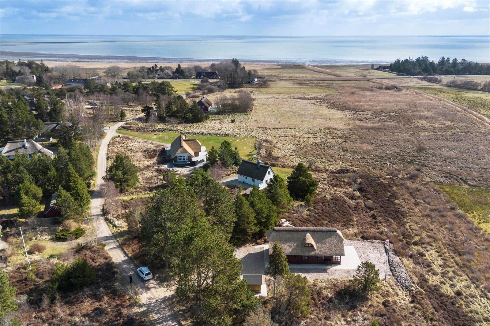 Luftbild von Ferienhäusern in einer ländlichen Gegend mit Blick aufs Meer.