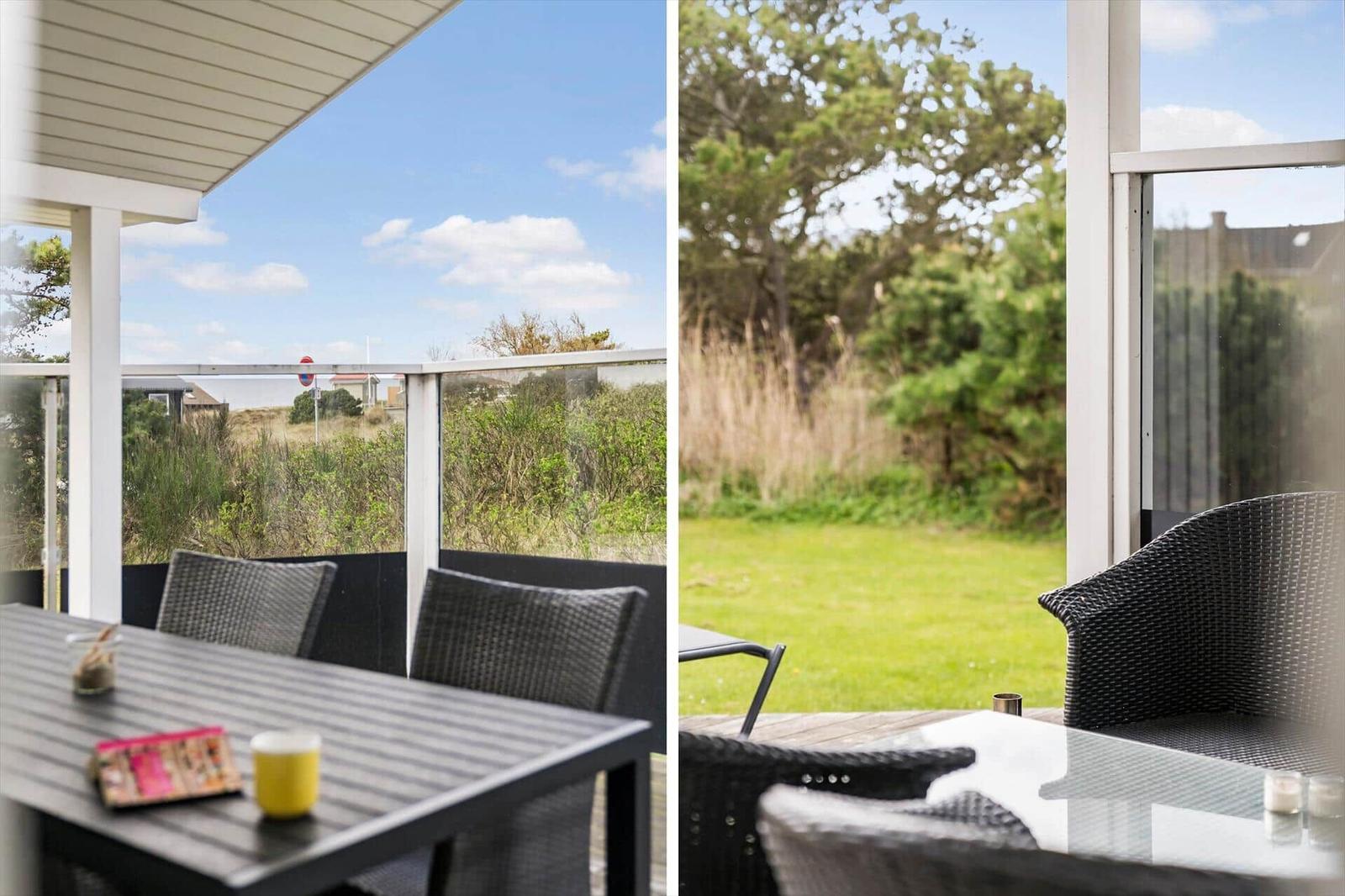 Terrasse mit Tisch und Stühlen, Blick auf Grünfläche und Himmel.