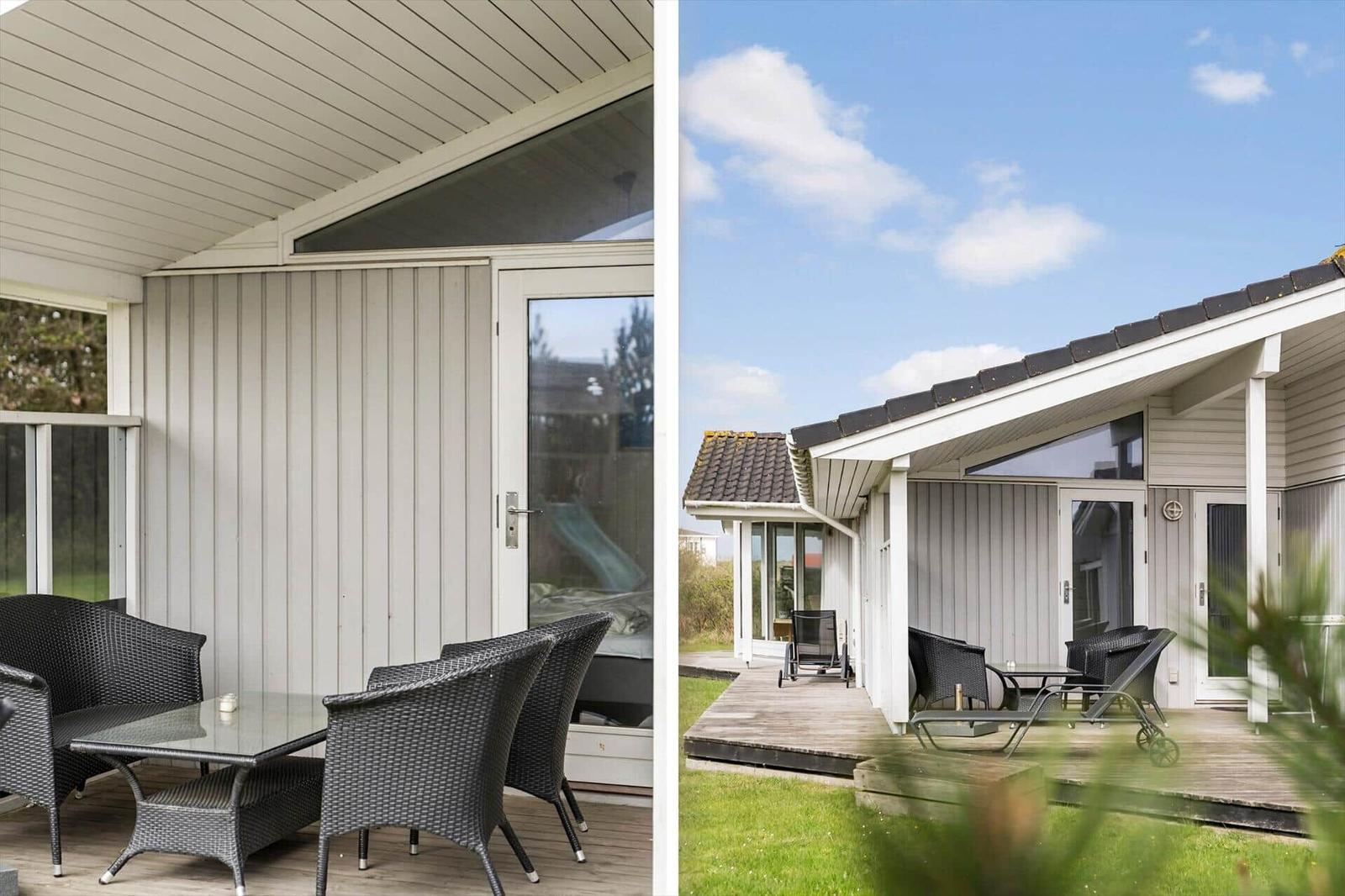 Terrasse mit Sitzgelegenheiten und Blick auf das Haus