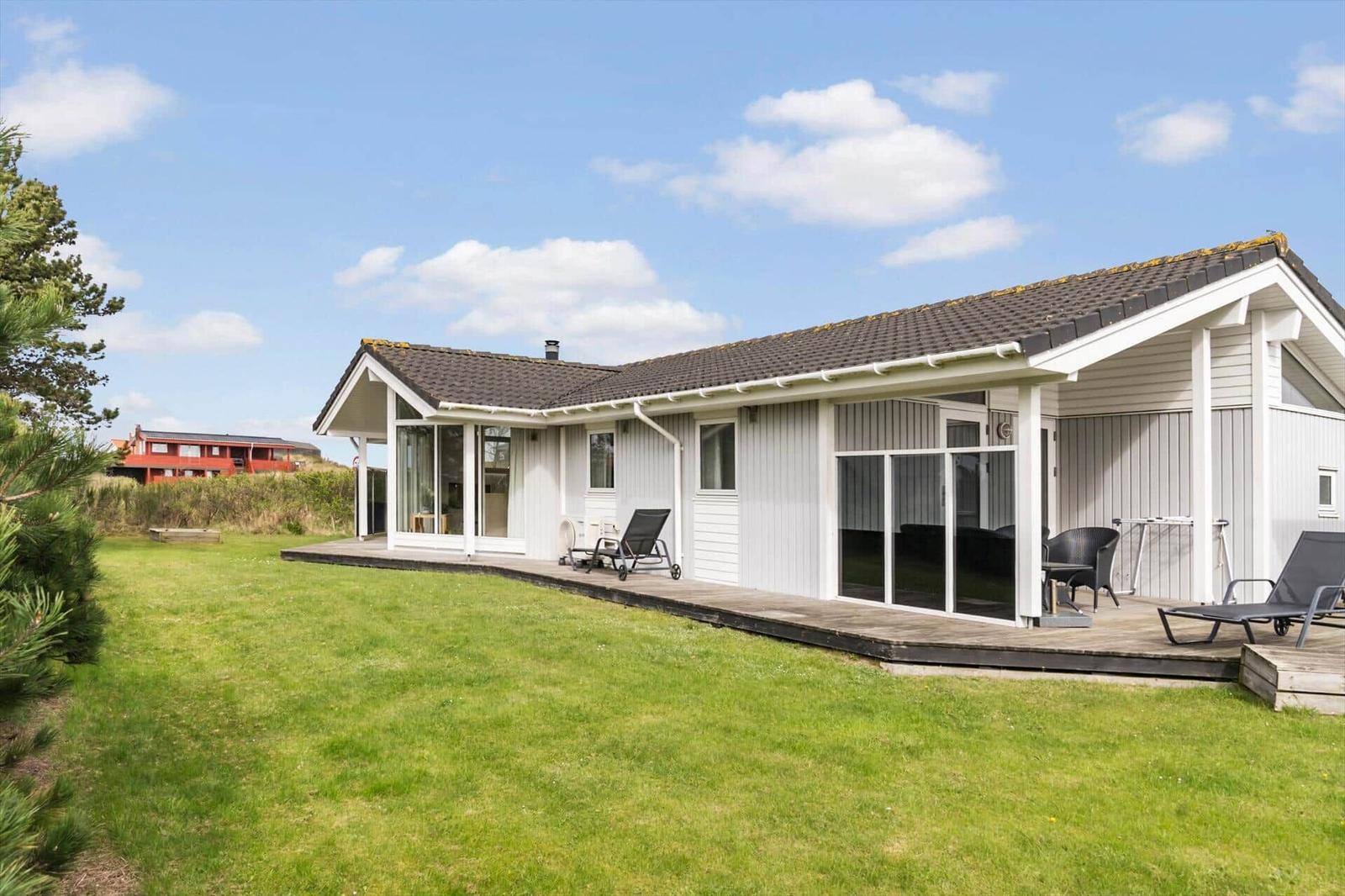 Moderne Villa mit Terrasse, Garten und Blick auf die Landschaft.