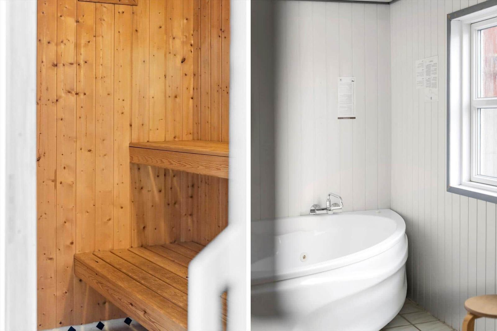 Sauna mit Holzbank und Badewanne mit Fenster