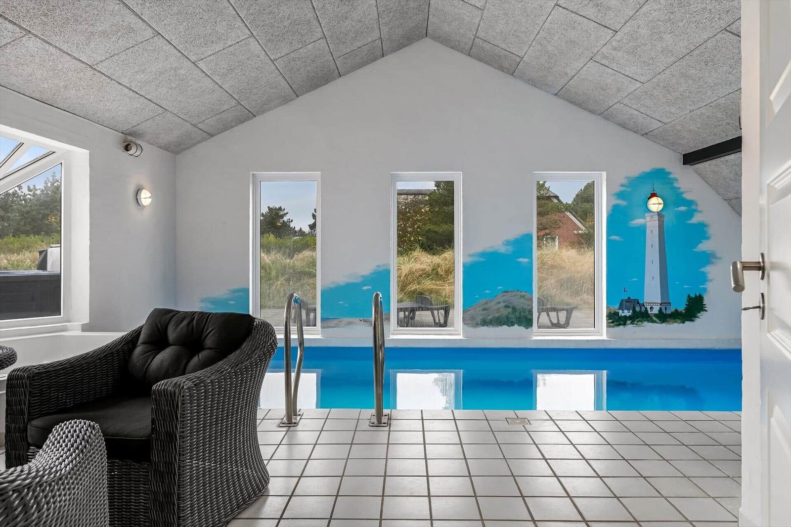 Indirektes Licht durch Fenster, Pool mit Leitern, Wandmalerei mit Leuchtturm.
