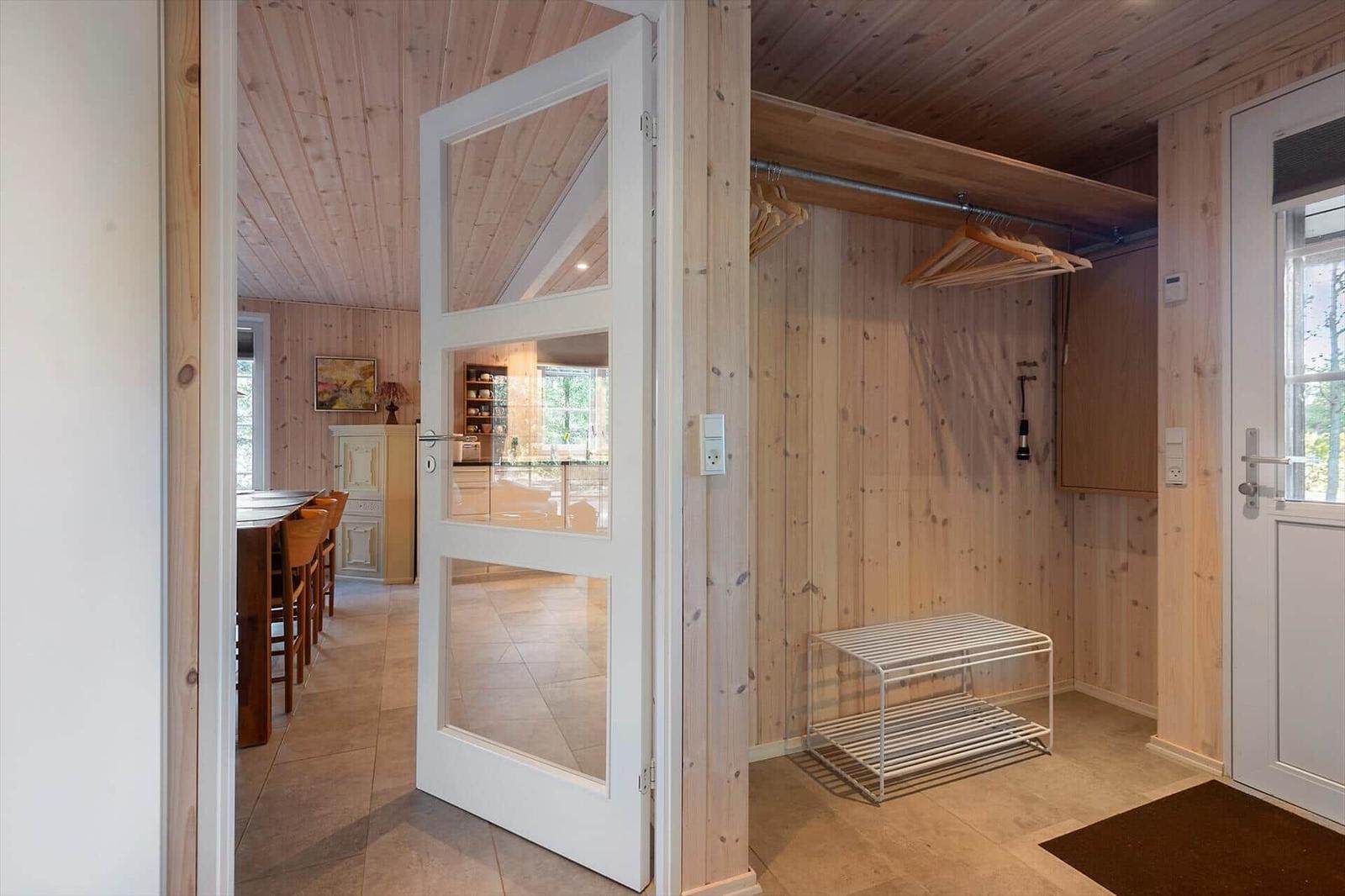 Eingangsbereich mit Garderobe und Blick in das Esszimmer.
