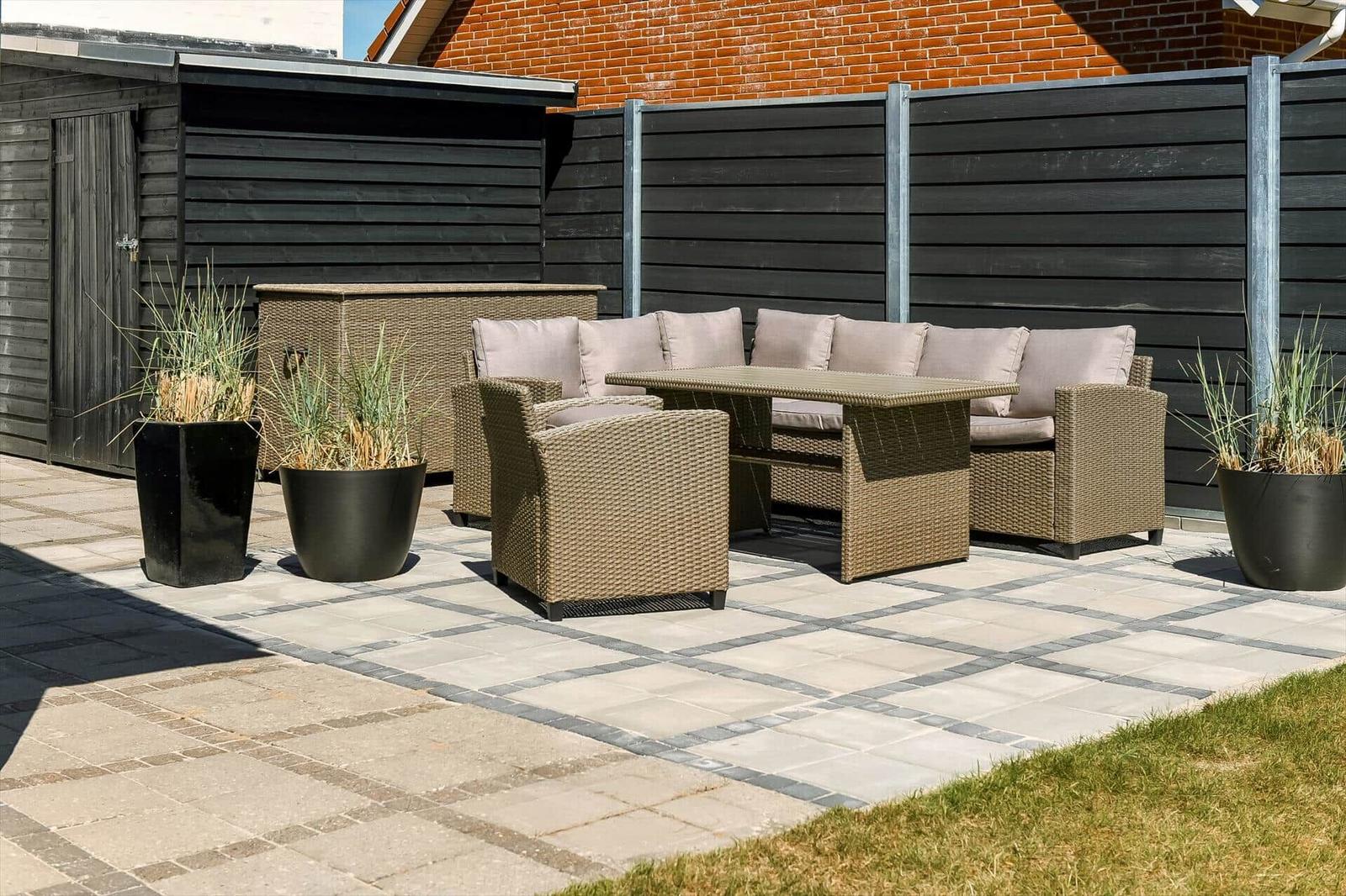 Terrasse mit Sitzgruppe, Pflanzen und Pavement