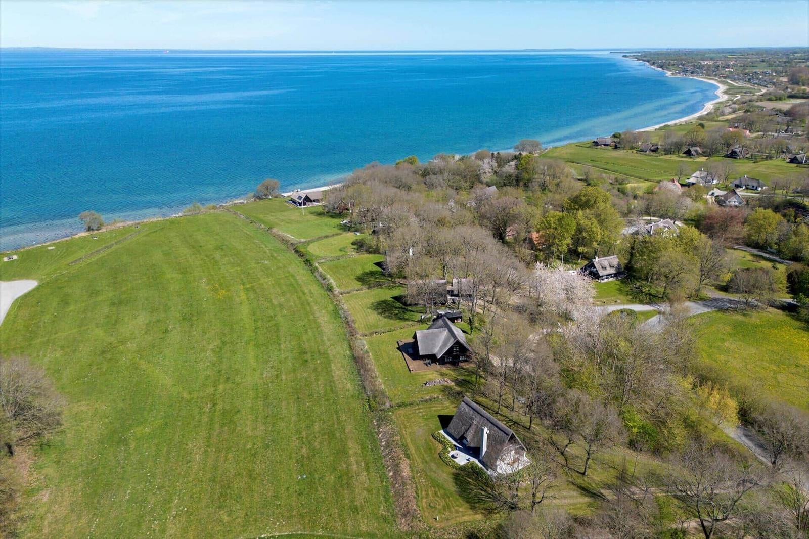 Haus mit Blick auf Meer und Grünflächen