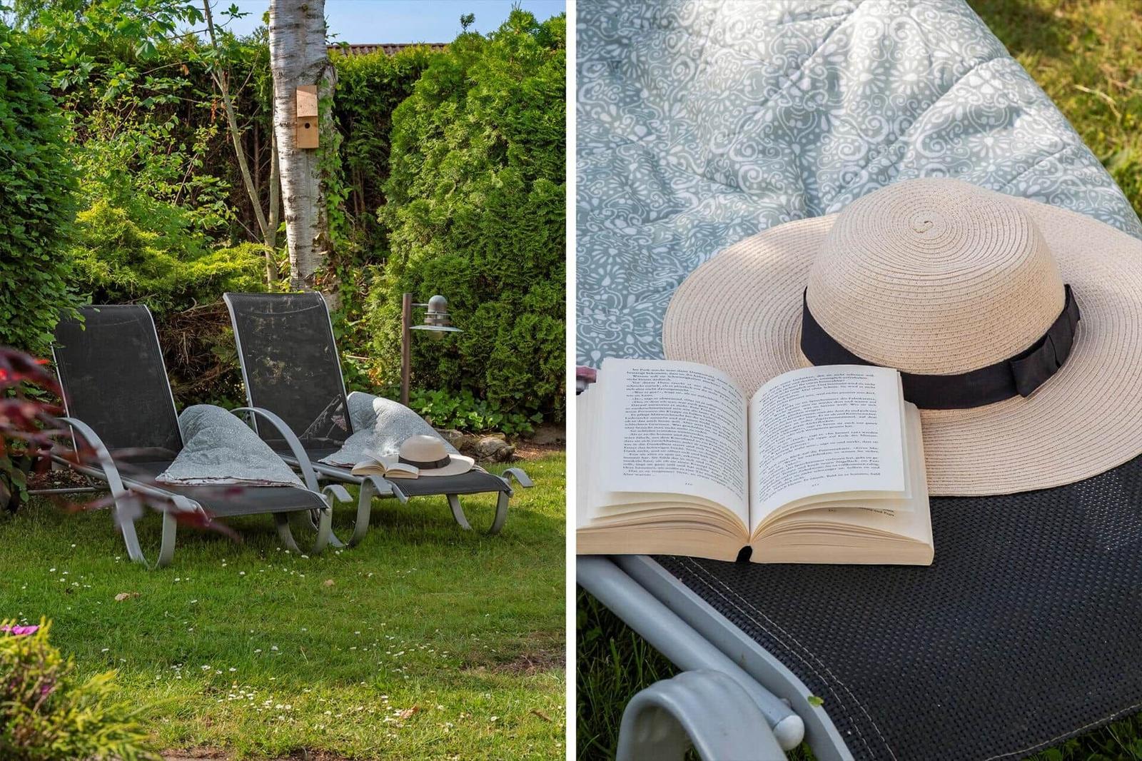 Zwei Liegestühle im Garten mit Buch und Hut. Hintergrund: grüne Hecke und Birke.