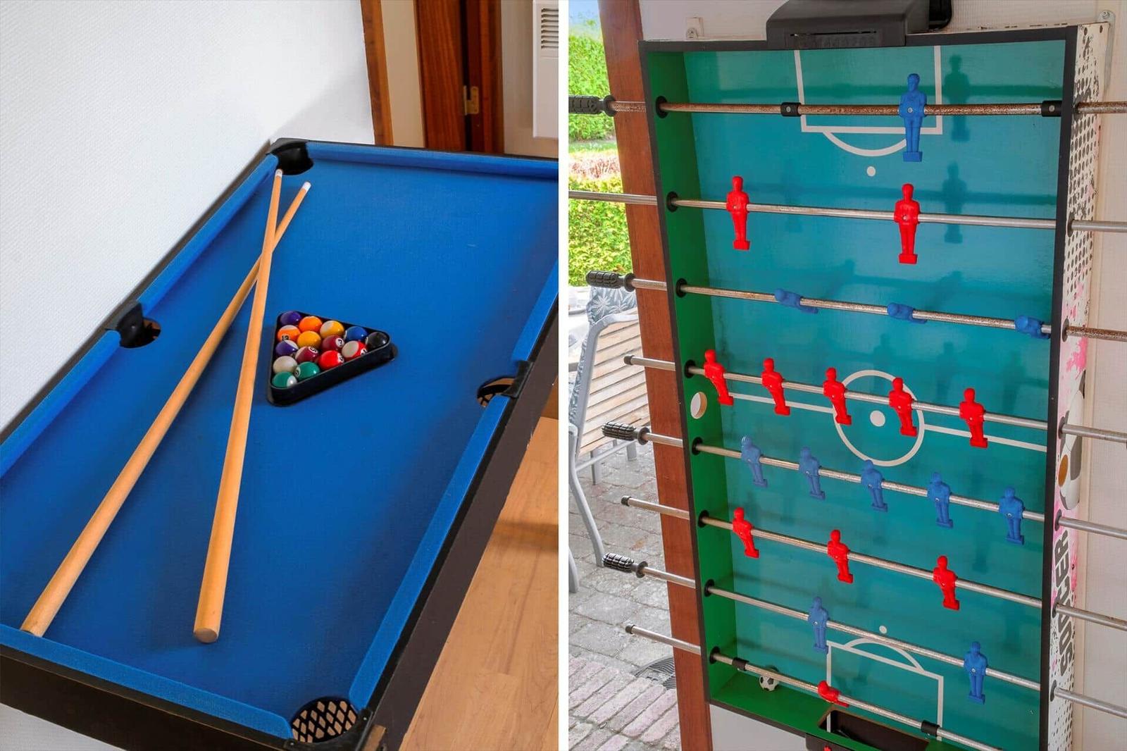 Billardtisch mit Stöcken und Kugeln. Tischfußball mit roten und blauen Figuren.