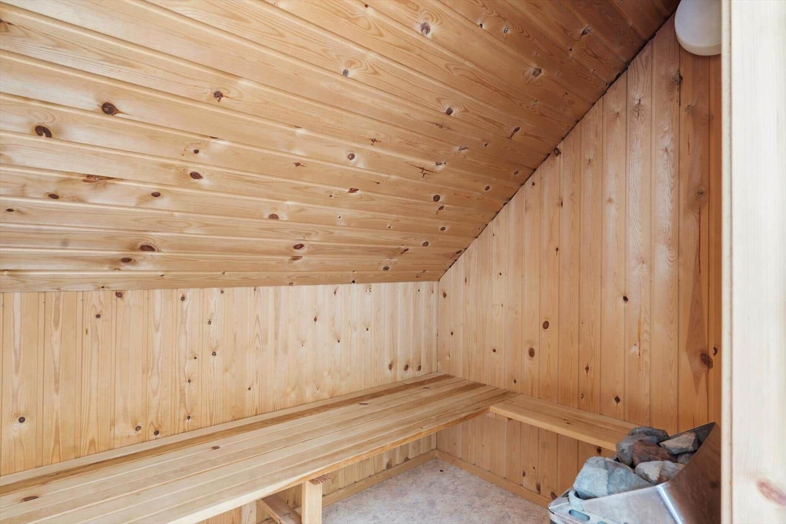 Holzsauna mit Bank und Steinbehälter