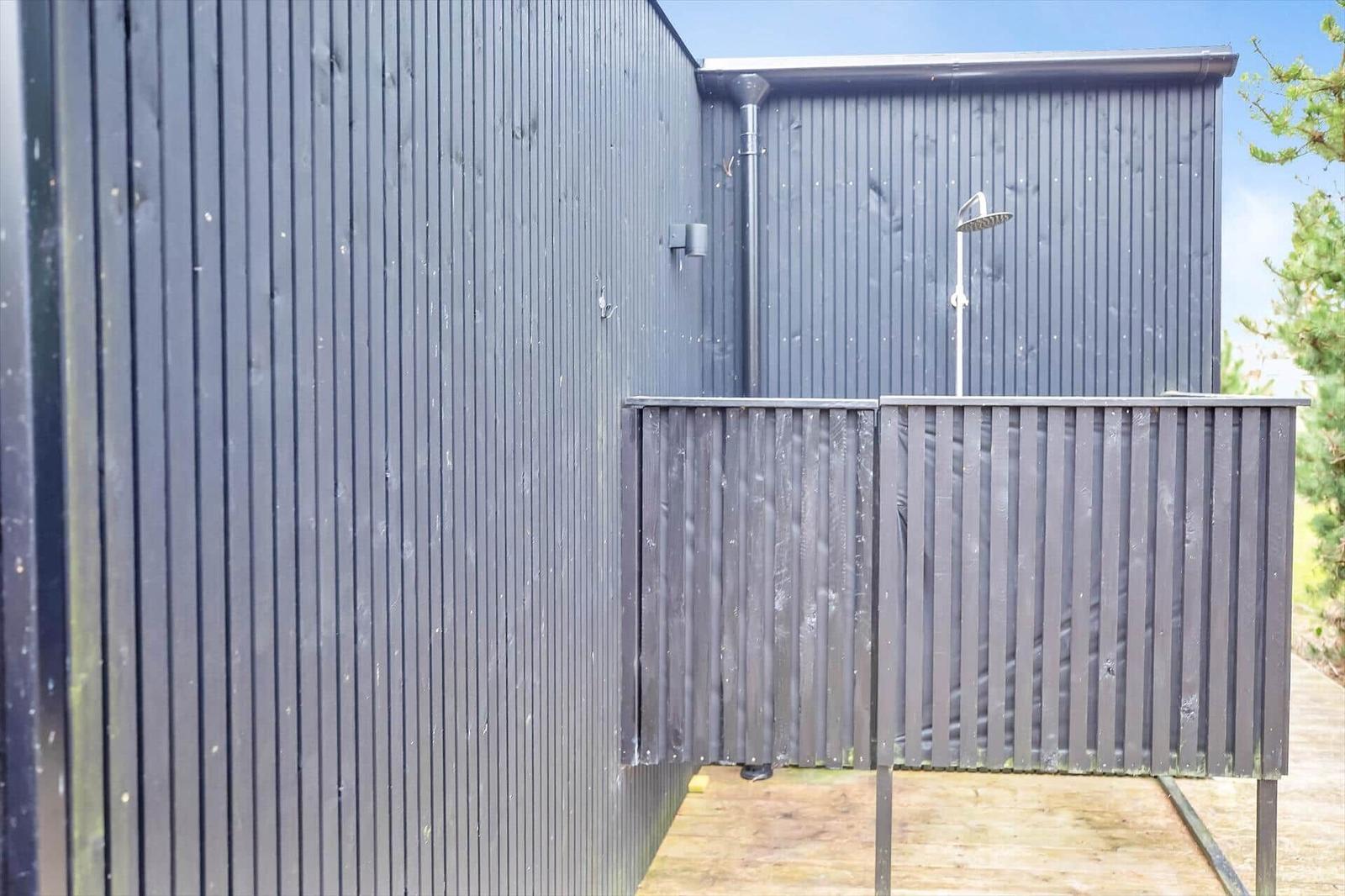 Außen-Dusche an moderner Holzstruktur mit Dach und Pfosten